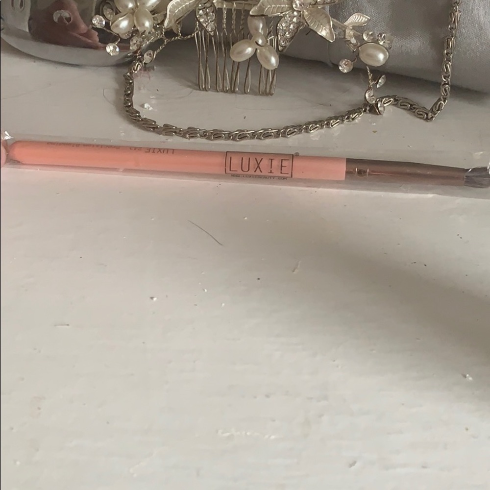 Luxie 243 Makeup blending Brush Sealed